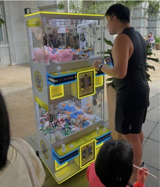4 player claw machine arcade unit by BounceParkSG