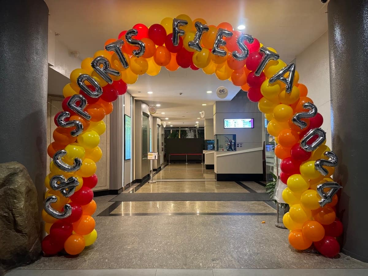Red and orange balloon arch for a sports fiesta