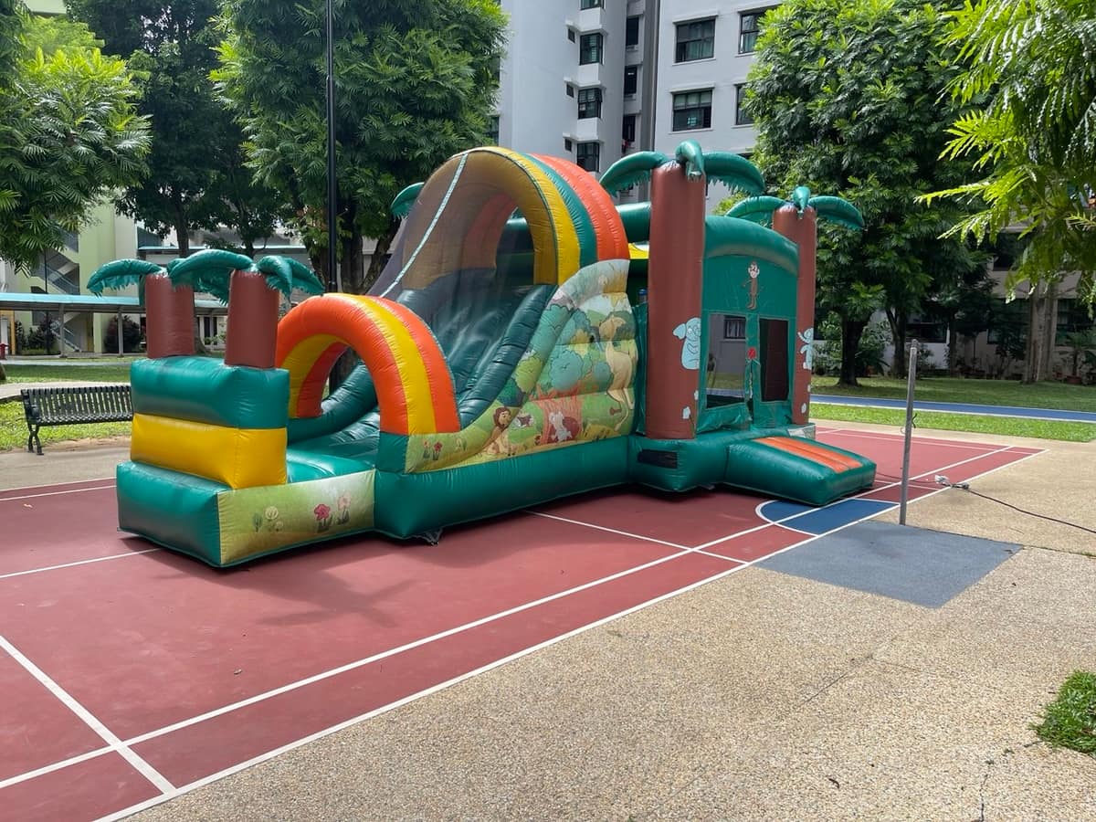 Obstacle course with slide on a court