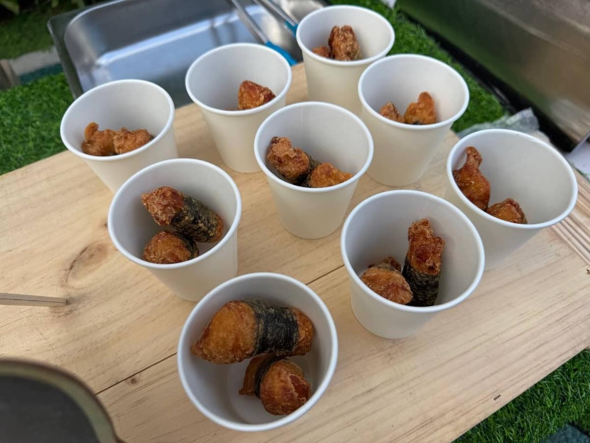 Fried chicken served in cups at a live station